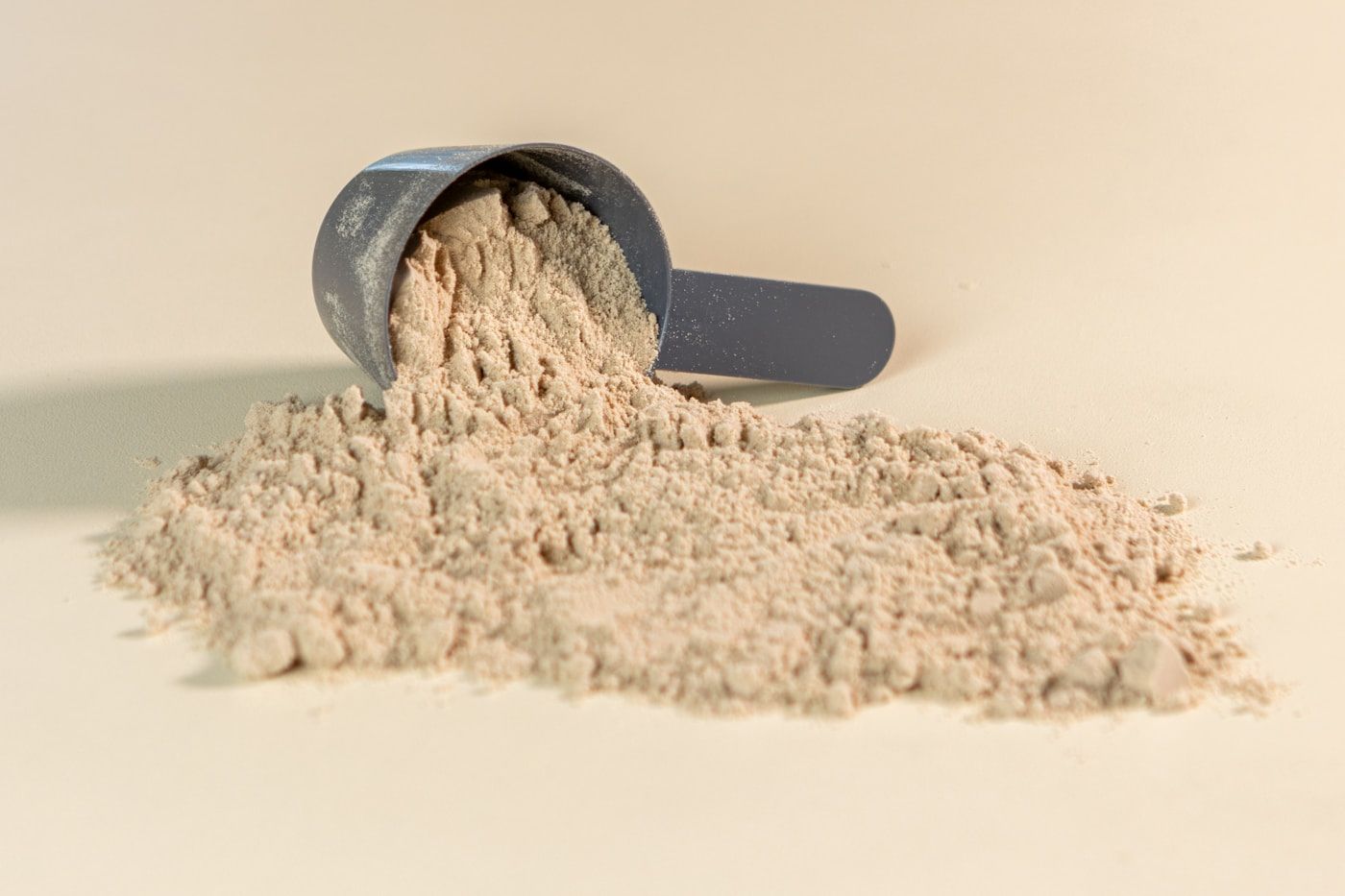 Colágeno hidrolizado en polvo servido con cuchara dosificadora, base de los complementos de colágeno que Koelan Labs fabrica a terceros