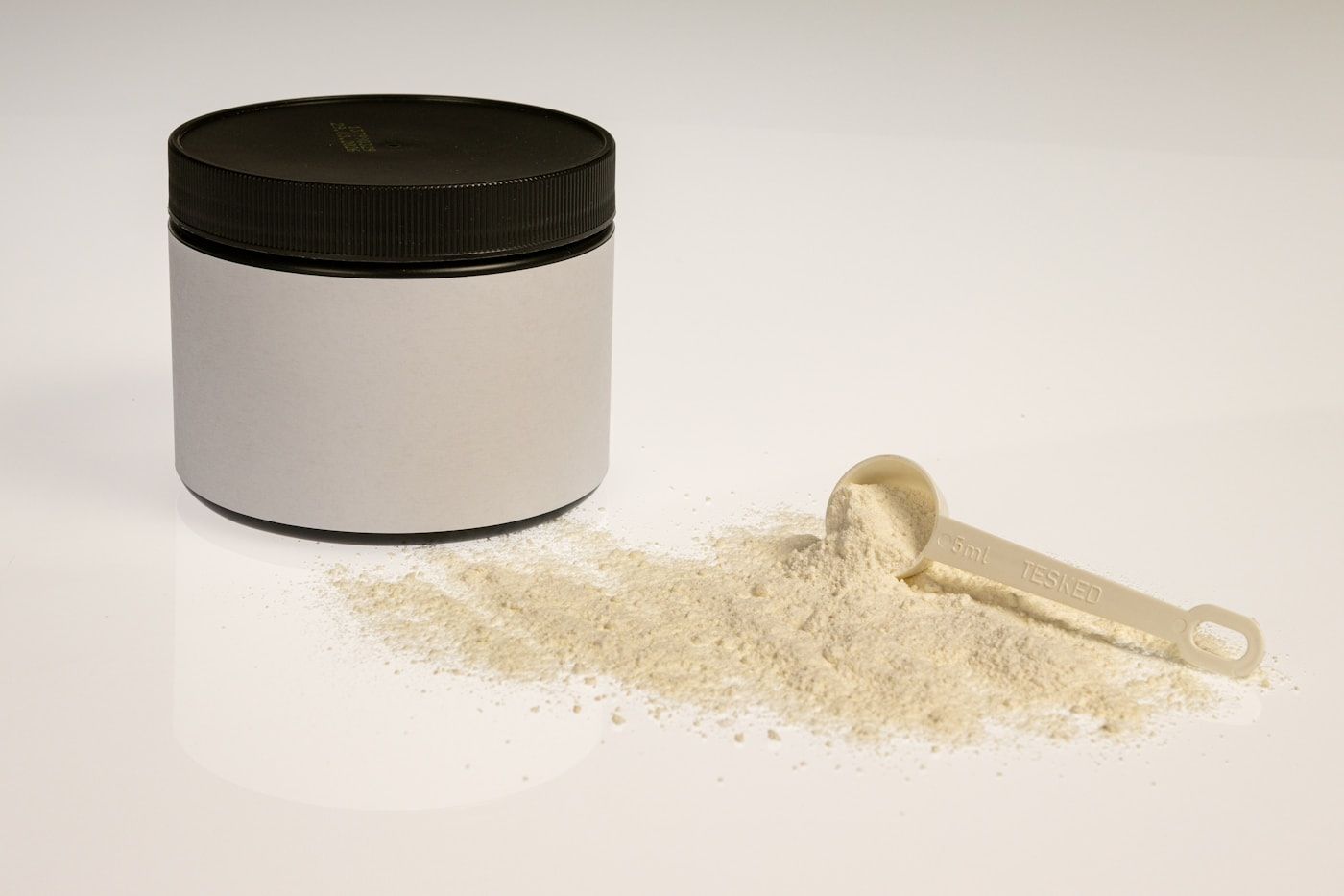 Ingredientes de colágeno en polvo y cuchara dosificadora, fabricados a terceros por Koelan Labs para marcas de complementos alimenticios